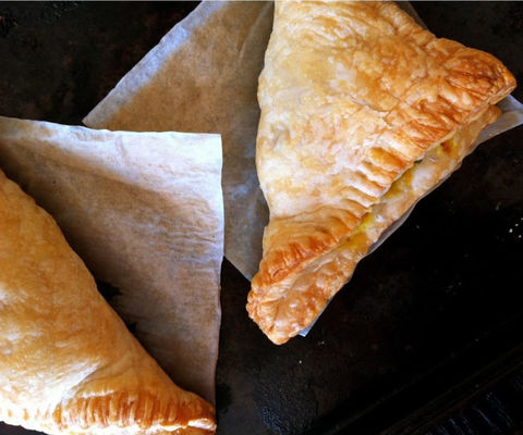 खरीदें पीएलसी टच स्क्रीन नियंत्रण और क्रोआसन और डेनिश ब्रेड प्रसंस्करण के लिए 1 वर्ष की वारंटी के साथ स्वचालित पेस्ट्री उत्पादन लाइन online manufacture