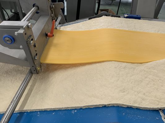 600-1200 किलोग्राम/घंटा क्षमता पफ पेस्ट्री उत्पादन लाइन अर्ध-स्वचालित / पूर्ण स्वचालित भरवां या खाली पेस्ट्री के लिए